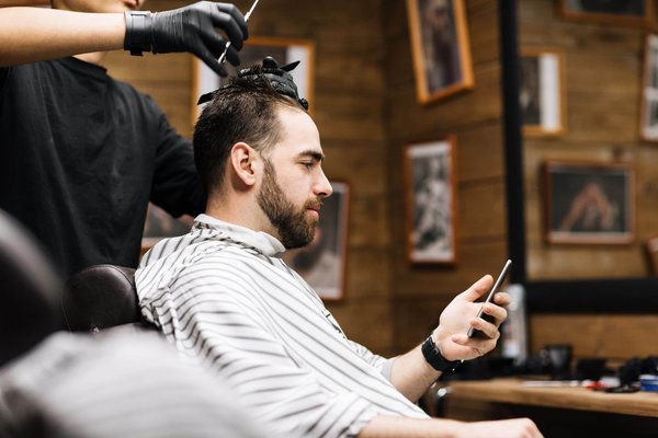 Pourquoi opter pour un coiffeur à domicile pour une coupe homme tendance ?