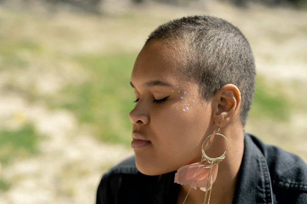 Quelles sont les meilleures boucles d'oreilles femmes pour accentuer la forme du visage ?